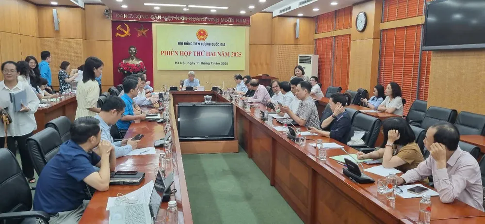 Cuộc họp tăng lương tối thiểu vùng được bỏ phiếu thông qua vào 12 giờ. Ảnh: V.LONG