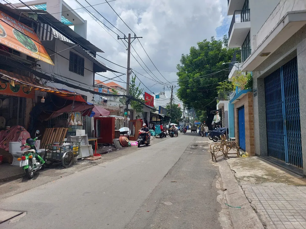 Khu vực người đàn ông uống cà phê thì bị chém trọng thương. Ảnh: ĐC Bình Thạnh: Điều tra vụ một người bị chém gục khi đang uống cà phê