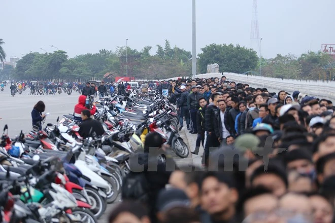 Hàng ngàn CĐV dọa xô đổ hàng rào, cảnh sát liên lục dùng dùi cui điện ảnh 1