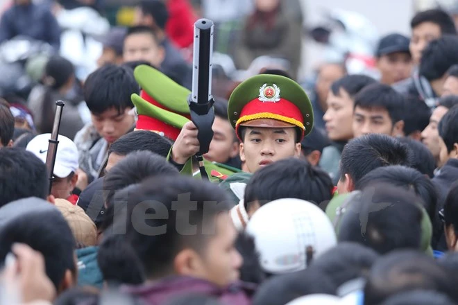 Hàng ngàn CĐV dọa xô đổ hàng rào, cảnh sát liên lục dùng dùi cui điện ảnh 3