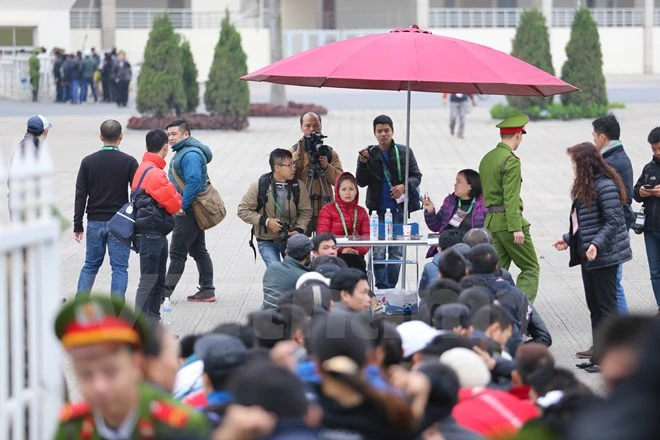 Hàng ngàn CĐV dọa xô đổ hàng rào, cảnh sát liên lục dùng dùi cui điện ảnh 4