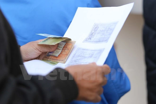 Hàng ngàn CĐV dọa xô đổ hàng rào, cảnh sát liên lục dùng dùi cui điện ảnh 5