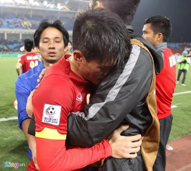 Công Vinh khóc sau trận đấu trên sân Mỹ Đình, tối 11/12.