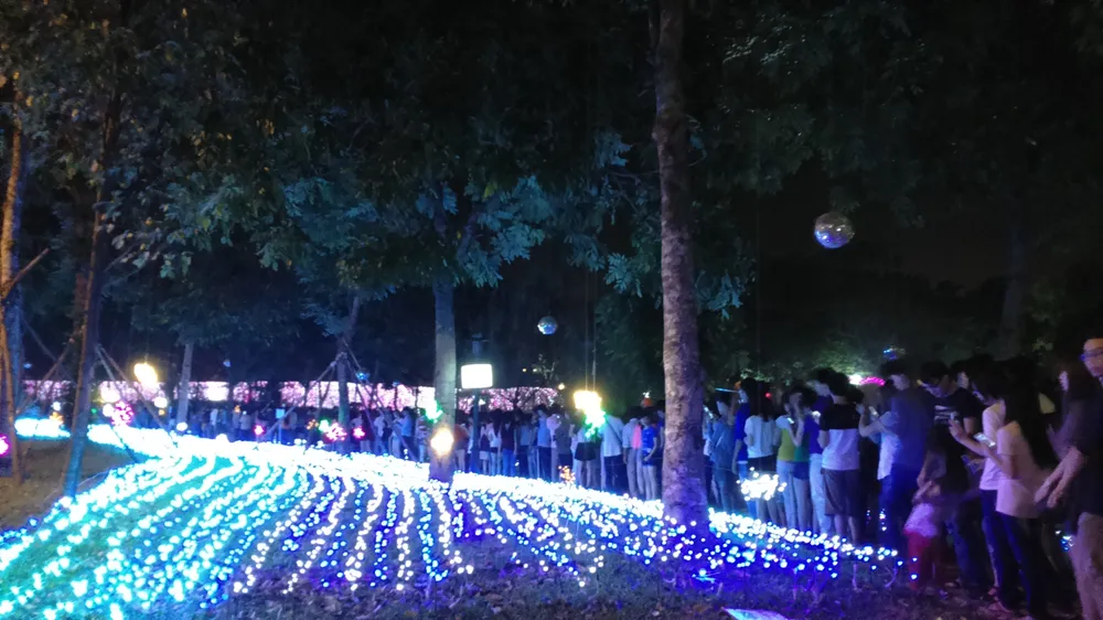 TP.HCM rộn ràng, kẹt cứng đường trong đêm Giáng sinh ảnh 11