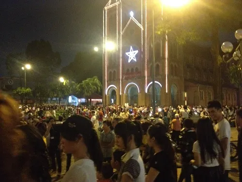 TP.HCM rộn ràng, kẹt cứng đường trong đêm Giáng sinh ảnh 10