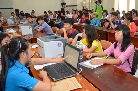 Sinh viên làm thủ tục nhập học tại Trường ĐH Sư phạm TPHCM năm 2014. (Ảnh: Tấn Thạnh)