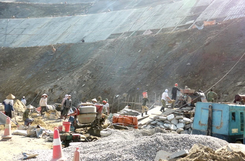 Ớn lạnh công nhân đầu trần "bê tông hóa" các quả núi núi trên QL6 ảnh 3