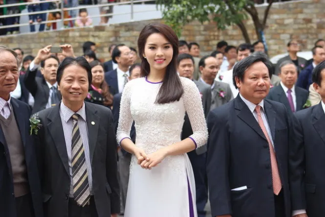 Hoa hậu Nguyễn Cao Kỳ Duyên trên đường phố Buôn Ma Thuột (Đắk Lắk) sáng 3-1. Ảnh: Hà Bình/TTO