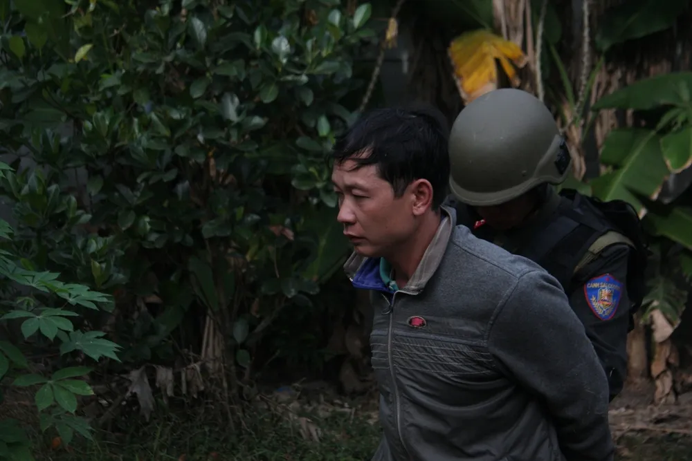 Gần trăm cảnh sát vây ráp, đánh sập điểm trung chuyển thuốc lá lậu ảnh 4