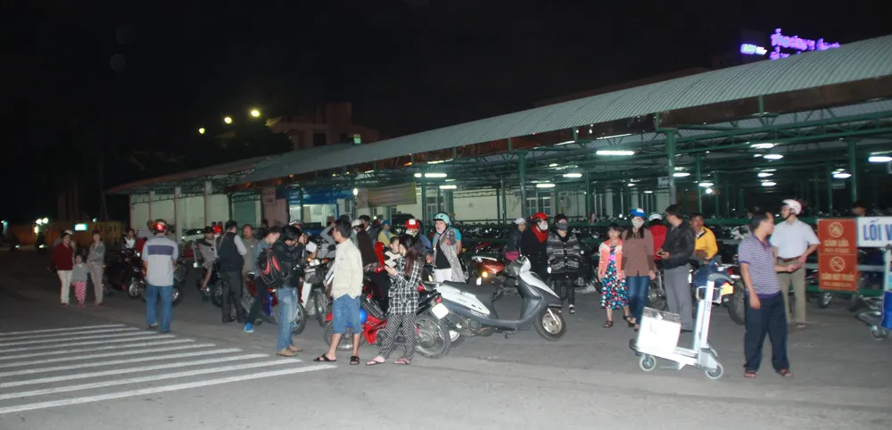 Người dân tập trung chờ đón ông Nguyễn Bá Thanh tại sân bay Đà Nẵng ảnh 2