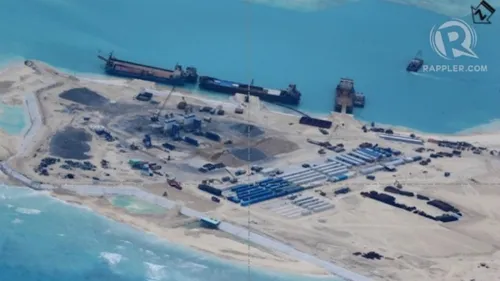 Trung Quốc có thể đang xây đường băng trên đá Chữ Thập. Ảnh:Rappler 20141212-kagitingan-barges-rap-9403-5848