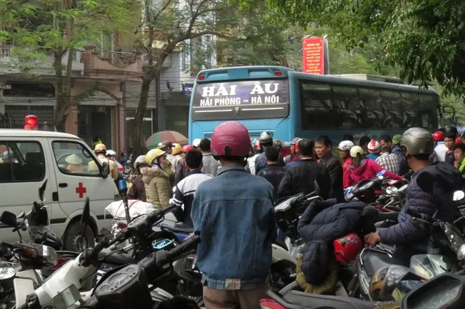 Người dân tập trung xem lực lượng chức năng khám nghiệm hiện trường Người dân tập trung xem lực lượng chức năng khám nghiệm hiện trường