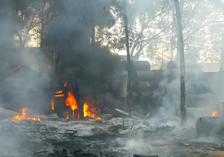 Hàng trăm thùng phuy kho phế liệu phát nổ, dân hoảng loạn tháo chạy ảnh 1 Hàng trăm thùng phuy kho phế liệu phát nổ, dân hoảng loạn tháo chạy ảnh 1