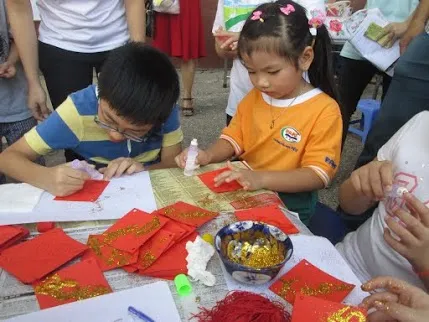 Trẻ học rót trà, làm bánh chưng ngày Tết ảnh 5 Trẻ học rót trà, làm bánh chưng ngày Tết ảnh 5