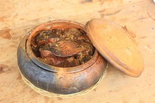 Niêu cá kho Vũ Đại thơm ngon mang đặc trưng riêng của vùng Bắc Bộ. Ảnh: Tú Anh.