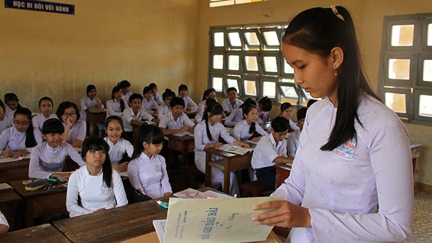 Bạn Trương Nguyễn Ngọc Yến (lớp trưởng lớp 9/1) ghi sổ đầu bài - Ảnh: Vân Trường