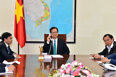 Thủ tướng Nguyễn Tấn Dũng điện đàm với Thủ tướng Nhật Bản Shinzo Abe. Ảnh: VGP/Nhật Bắc
