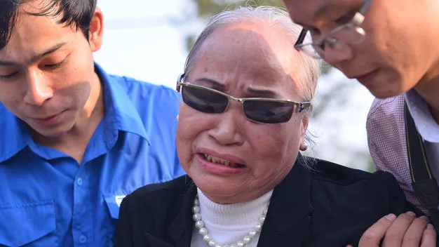 Cụ Nguyễn Thị Thanh Dung, đồng hương cũ của ông Bá Thanh đau xót khi đến viếng ông - Ảnh: Tấn Lực