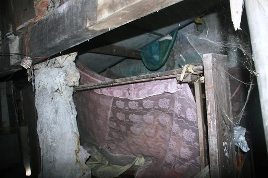 Chiếc giường ngủ của ông Hộ ở nơi ẩm thấp, mạng nhện giăng đầy
