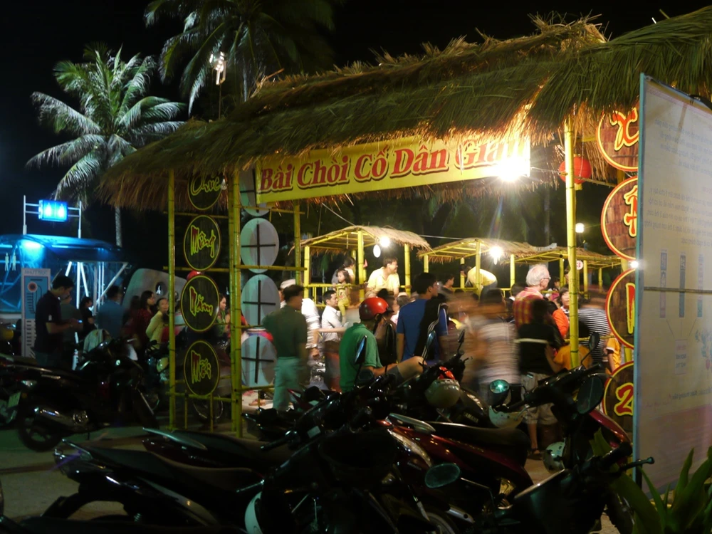  Ngày xuân đi xem bài chòi cổ dân gian ảnh 2