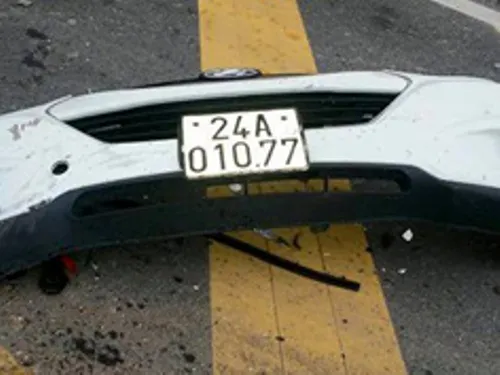 Phần đầu xe bị rơi khỏi xe