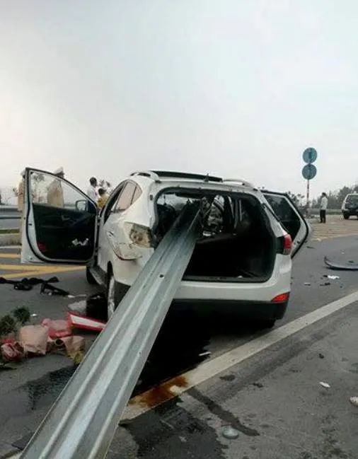 Thanh sắt dải phân cách xuyên thẳng vào capo rồi ngang qua ghế sau và ghế phụ