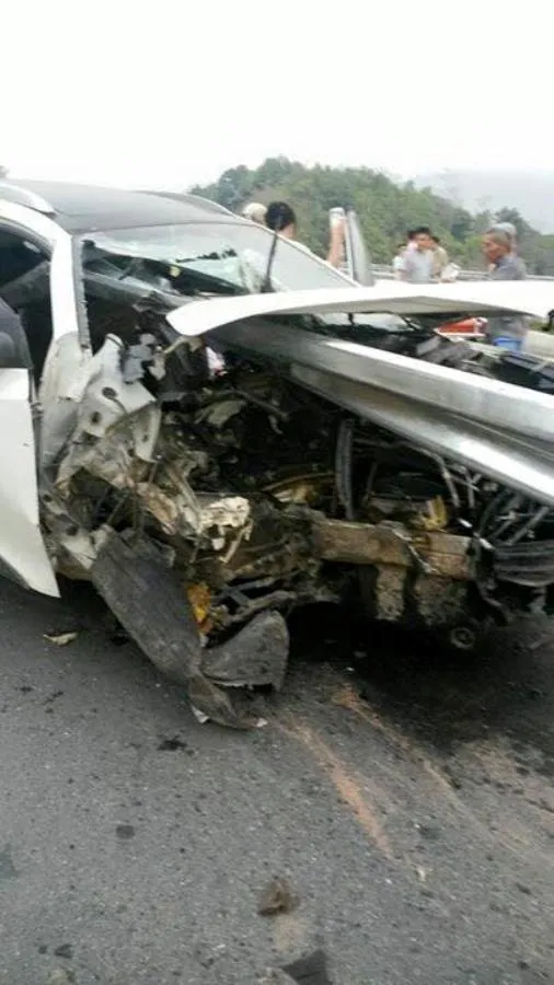 Phần đầu xe bị vỡ nát