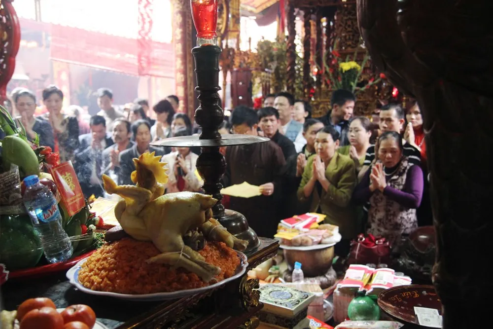 Đền Trần: Dòng người chen chân trước giờ khai ấn ảnh 5