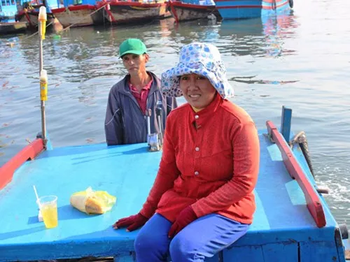 Vượt qua điều kiêng kị, vợ theo chồng ra khơi bám biển bảo vệ chủ quyền ảnh 1