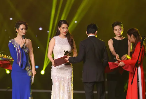 Trần Bảo Sơn trao bằng khen, kỷ niệm chương cho vợ cũ. Trần Bảo Sơn