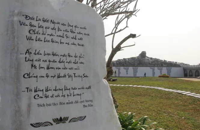Lỗi chính tả trên tảng đá khắc bài thơ “Hôn mảnh đất quê hương” được sửa chữa chiều 14-3 - Ảnh: TRƯỜNG TRUNG