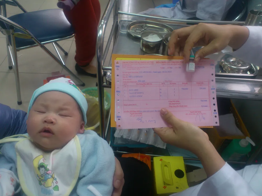  Người dân tập trung cho con tiêm vaccine miễn phí ảnh 8