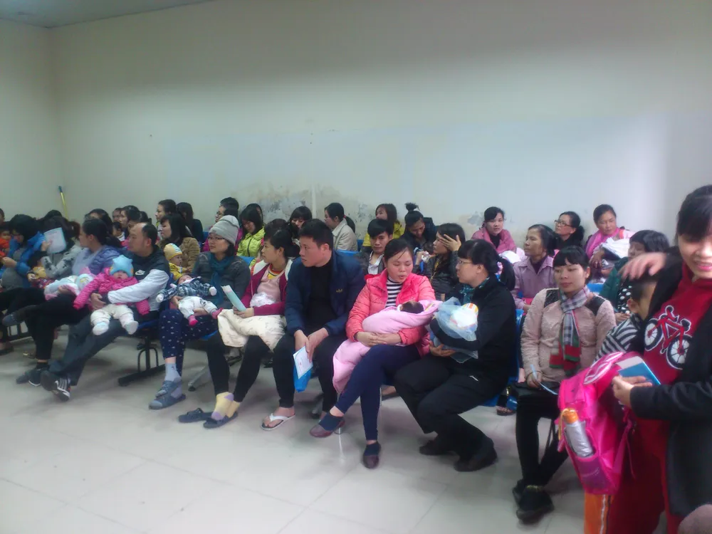  Người dân tập trung cho con tiêm vaccine miễn phí ảnh 2