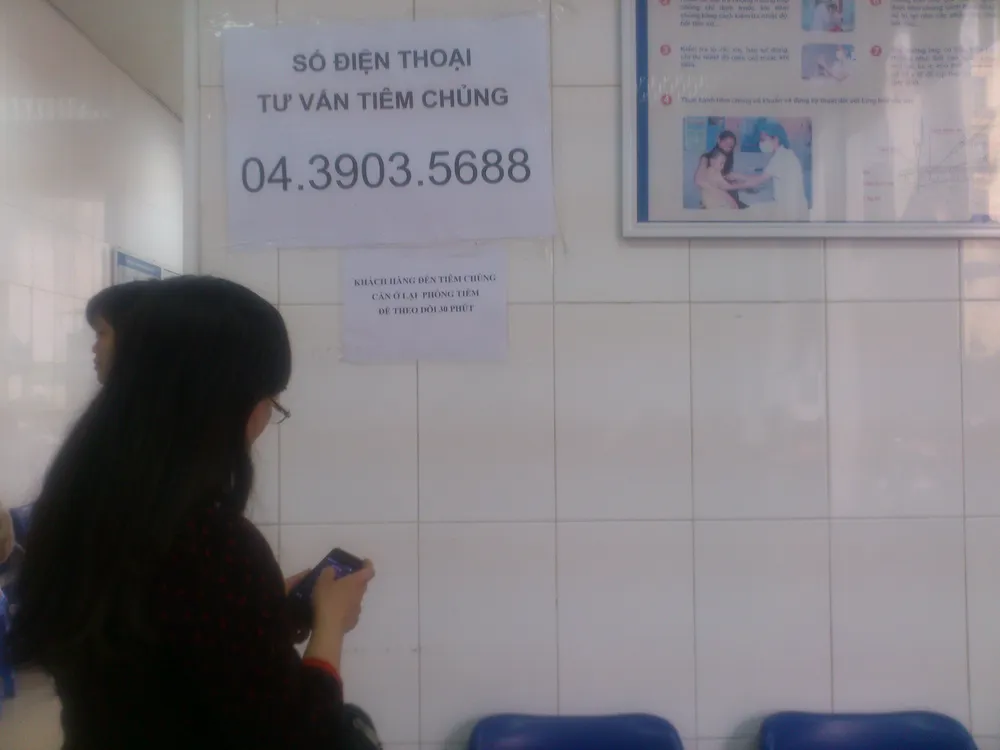  Người dân tập trung cho con tiêm vaccine miễn phí ảnh 10