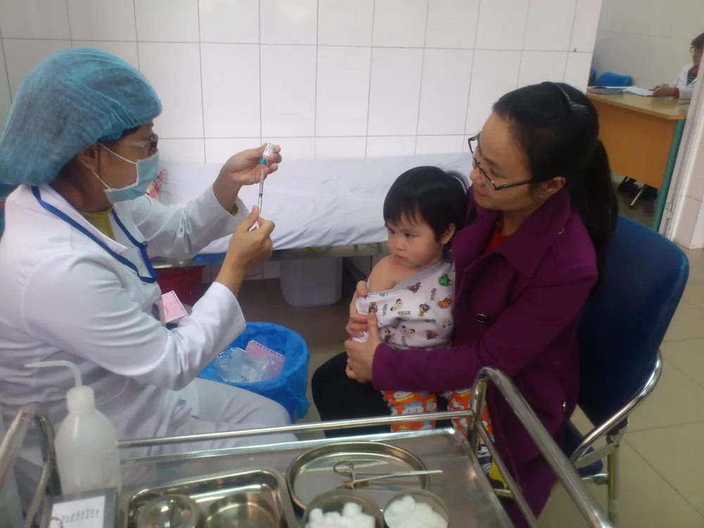  Người dân tập trung cho con tiêm vaccine miễn phí ảnh 6