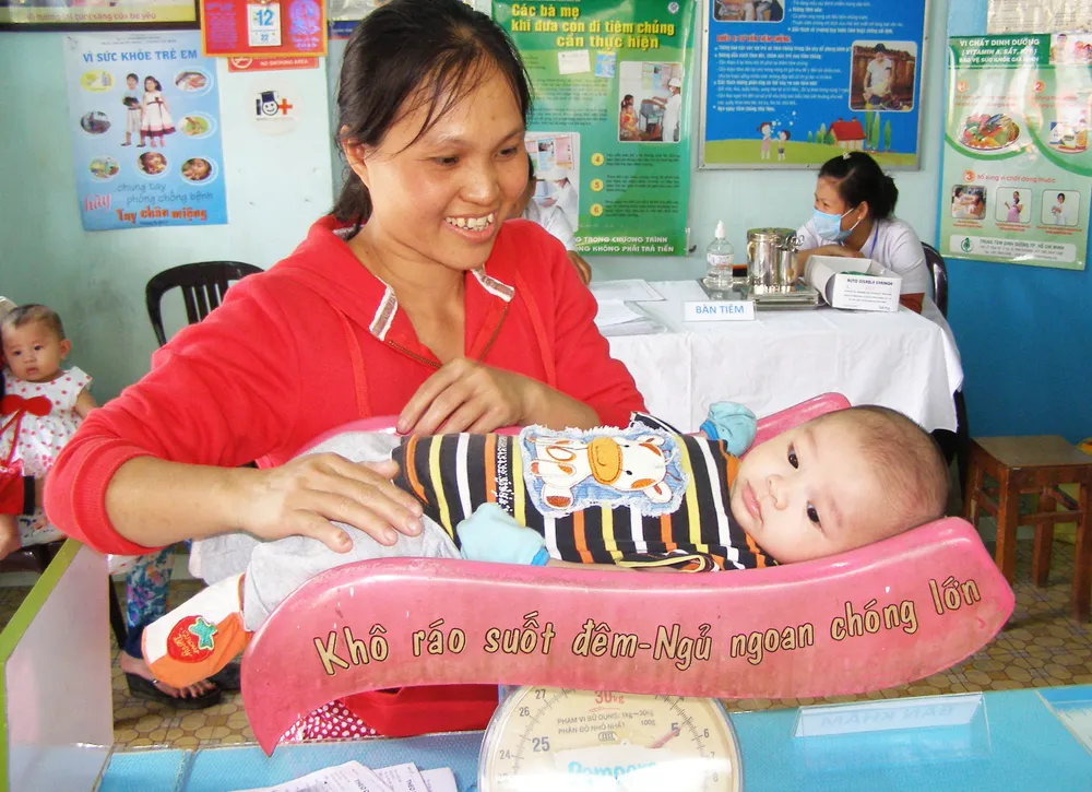  Người dân tập trung cho con tiêm vaccine miễn phí ảnh 15