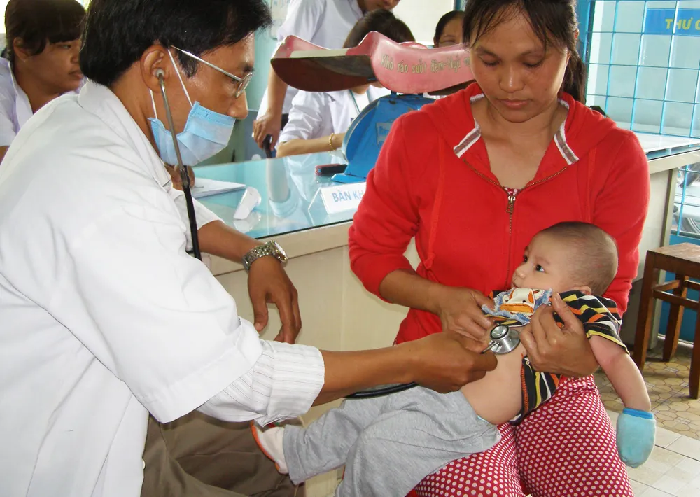  Người dân tập trung cho con tiêm vaccine miễn phí ảnh 17