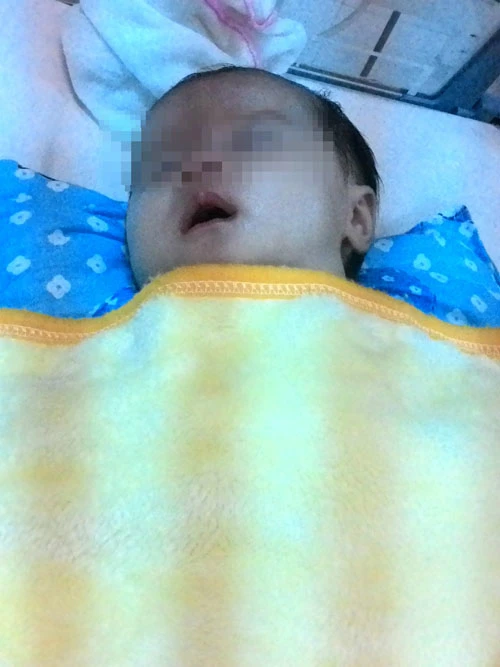 Bé Hiền đã qua cơn nguy kịch do sặc sữa nhờ được bác sĩ Hiếu cấp cứu kịp thời. Ảnh:Lê Mai.