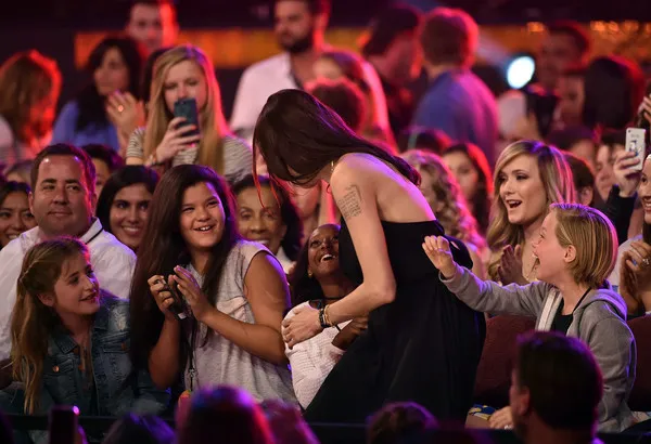 Hình ảnh đẹp của mẹ con Angelina Jolie tại Kids' Choice Awards 2015 ảnh 3 Hình ảnh đẹp của mẹ con Angelina Jolie tại Kids' Choice Awards 2015 ảnh 3