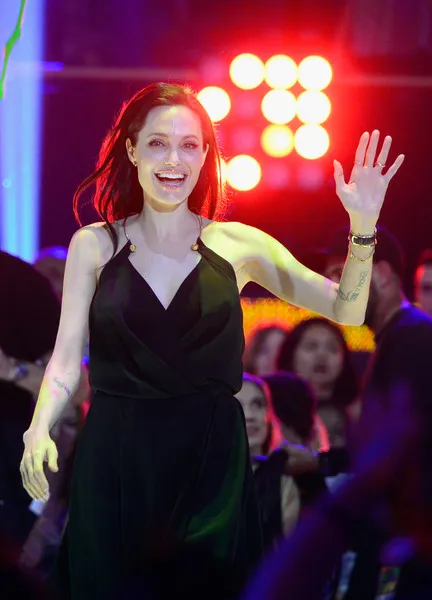 Hình ảnh đẹp của mẹ con Angelina Jolie tại Kids' Choice Awards 2015 ảnh 7 Hình ảnh đẹp của mẹ con Angelina Jolie tại Kids' Choice Awards 2015 ảnh 7