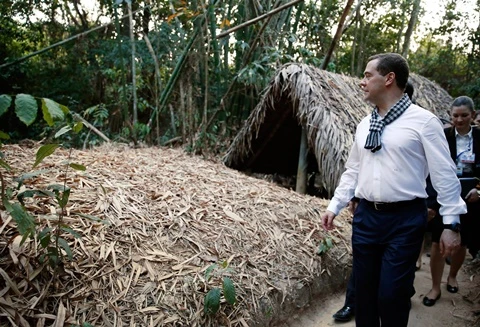 Thủ tướng Nga Medvedev đội mũ tai bèo ảnh 2