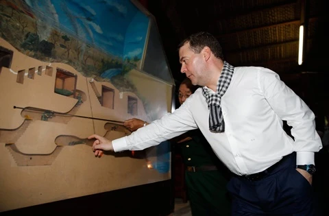 Thủ tướng Nga Medvedev đội mũ tai bèo ảnh 4