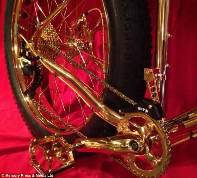 Ngay cả bàn đạp cũng bằng vàng