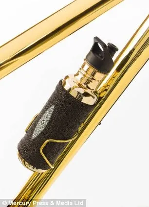 Chai nước nạm đá quý