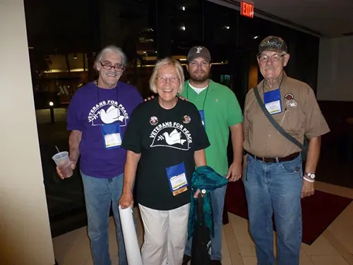 Ông Camil và các thành viên của tổ chứcCựu binh vì Hòa bình Mỹ. Ảnh:gainesvilleiguana