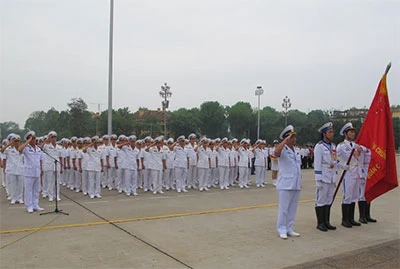 Đoàn đại biểu Quân chủng Hải quân tổ chức lễ báo công tại Quảng trường Ba Đình.Ảnh: QĐND