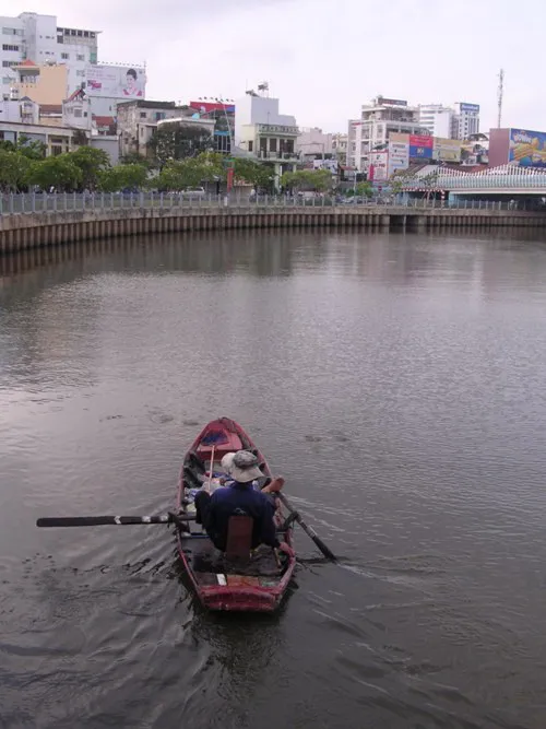 Người nhặt tiền sạch giữa chốn bùn nhơ ảnh 1 Người nhặt tiền sạch giữa chốn bùn nhơ ảnh 1