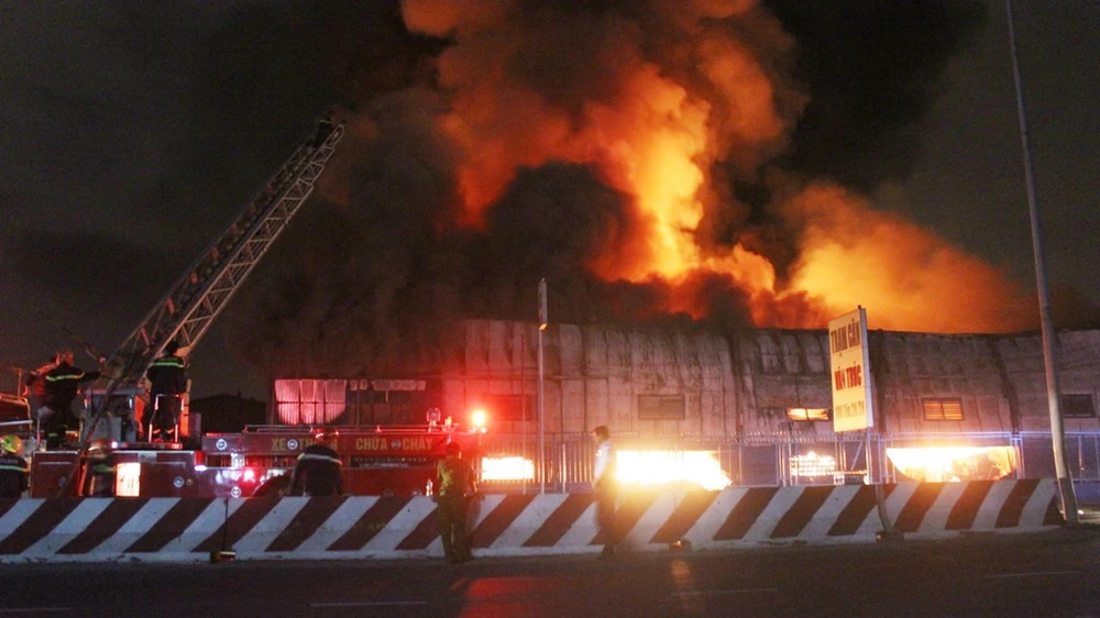 Cháy lớn kho hàng gần trạm xăng dầu Vân Trúc là do chập điện ảnh 1