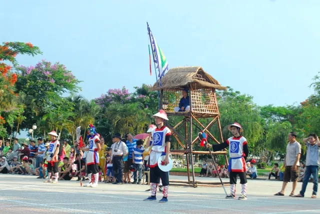 Độc đáo cờ người xứ Huế ảnh 2