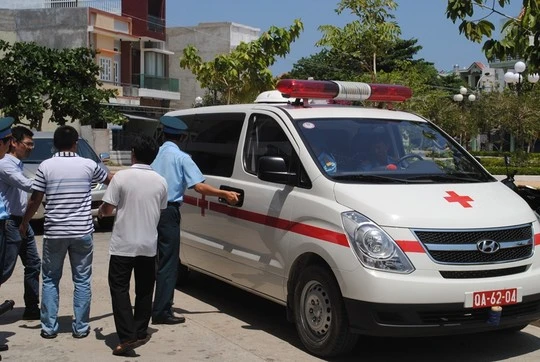 Đưa thi thể phi công Nguyễn Anh Tú về thăm nhà ảnh 1 Chiếc xe cứu thương của Trung đoàn Phòng không-Không quân 937 đưa thi thể anh Tú về thăm nhà.